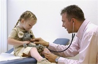 Предложите ребенку полечить его игрушки, это поможет изменить его отношение к врачам и медицинским процедурам