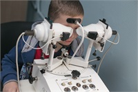 Проверьте зрение ребенка в центре глазной хирургии Ovisus